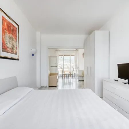 Inviting Near Vittorio Beach * Arma di Taggia